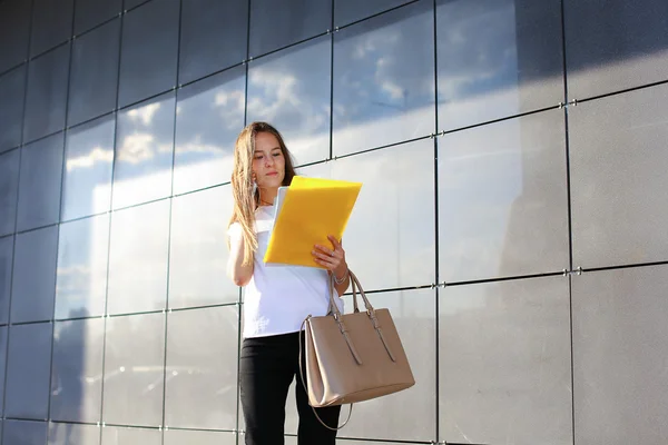 Business woman girl centro de trabalho olhar para documentos — Fotografia de Stock