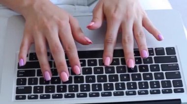 El kız kadın basın tauchpad laptop klavye kullanımı beyaz