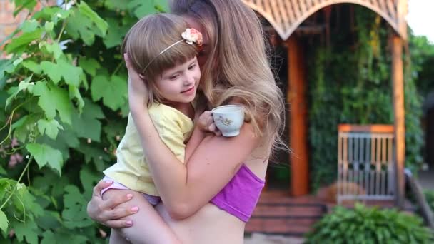 年轻的母亲抱着女儿 — 图库视频影像