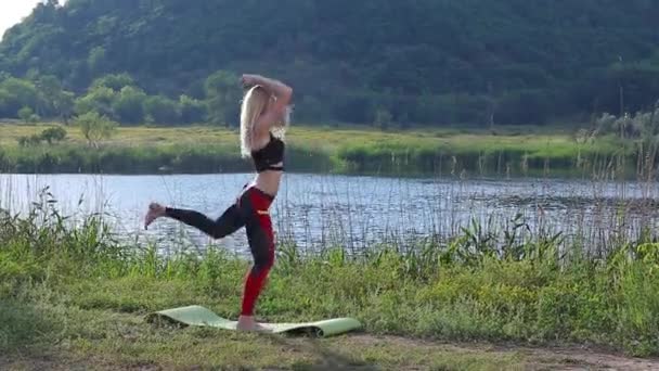 Vrouwelijke atleet squats gewogen arm benen training outdors — Stockvideo