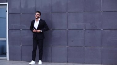 Arap adam iş merkezi portre standları