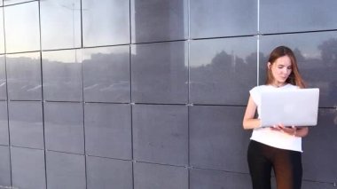 Güzel iş öğrenci kadın topuklar üzerinde basın klavye laptop