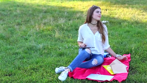 Feminine working outdoors with papers in glasses. in the park fa — Stock Video