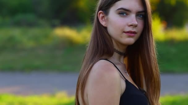 Giovane ragazza bionda europea bellissimo ritratto femminile nei soli — Video Stock