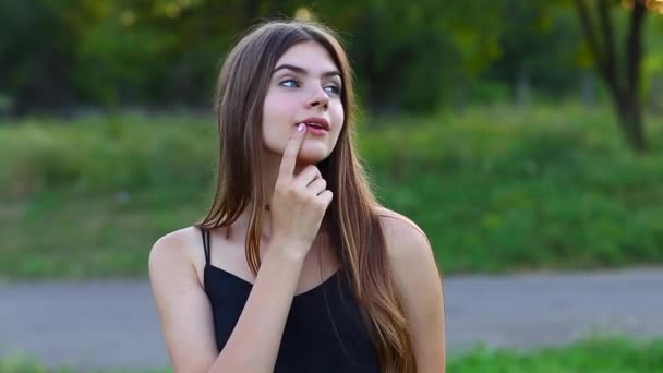 Femme aux cheveux longs et beaux yeux sur un fond vert sh 