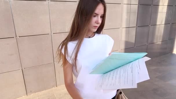 Ділова дівчина працює бізнес-центр подивитися на документи — стокове відео