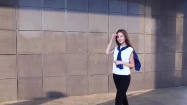 genç iş öğrenci yürüyüş kamera