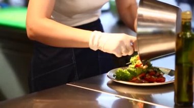 Genç güzel kız cook dökülen kase hazır yemek c eller.