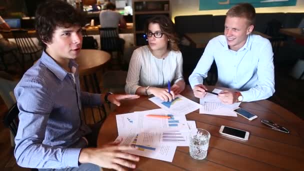 Jovem equipe de negócios concordar, entrar em contrato tratado, reso — Vídeo de Stock