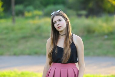 Genç güzel kız duygu zevk zevk mutluluk gösterir