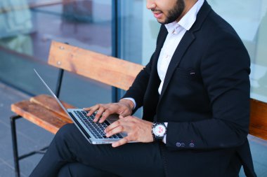 Cool adam Arapça adam dizüstü iş merkezi kullanır