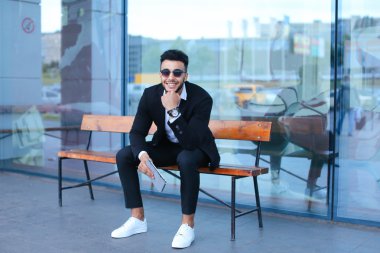 Güneş gözlüğü iş yakınındaki tablet ile Arapça koyar takım elbiseli adam