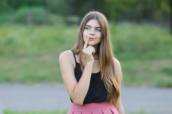 Jovem menina bonita mostra emoções prazer prazer felicidade — Fotografia de Stock