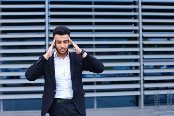 Arab fiatalember azt mutatja, nyaki fájdalom fáradt business centerben — Stock Fotó