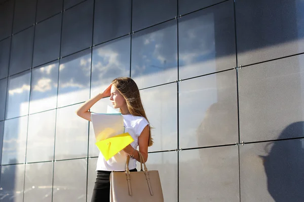 Vrouw meisje werk business center kijken naar documenten — Stockfoto