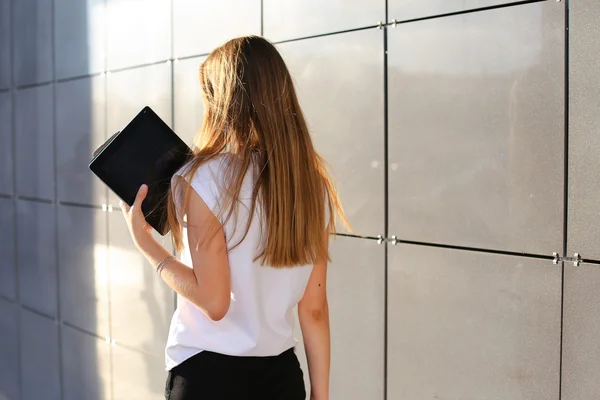 Mujer tableta de navegación en el centro de negocios — Foto de Stock