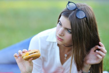 kadınsı çalışma park ve gıda snack bardaklarda yalan