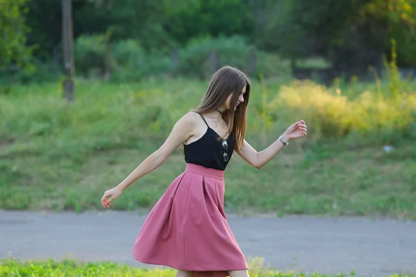 Jovem menina bonita mostra emoções prazer prazer felicidade — Fotografia de Stock