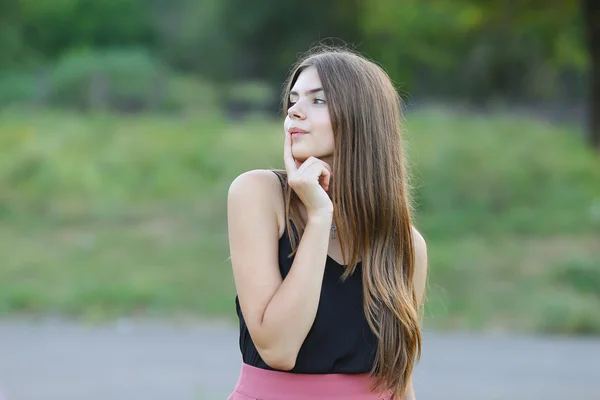 Junges schönes Mädchen zeigt Emotionen Freude Glückseligkeit — Stockfoto