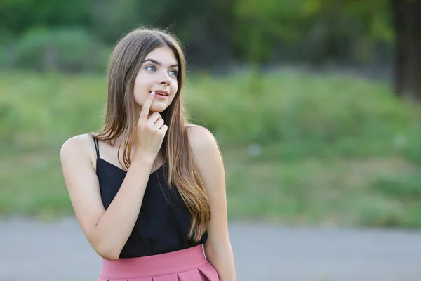 Jeune belle fille montre émotions plaisir bonheur — Photo