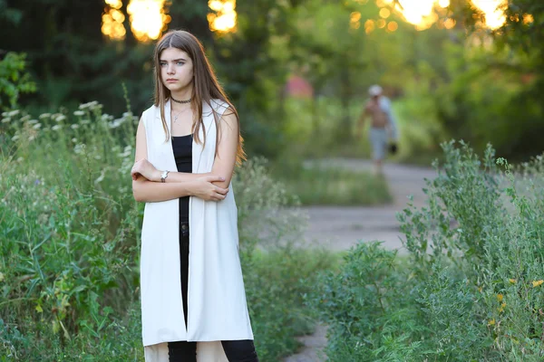 Giovane ragazza sulla natura mostra emozioni — Foto Stock