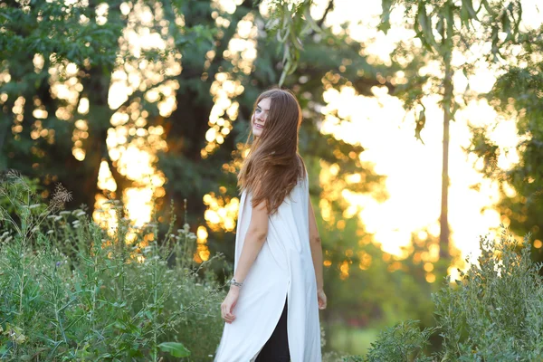 Chica joven en la naturaleza muestra emociones — Foto de Stock