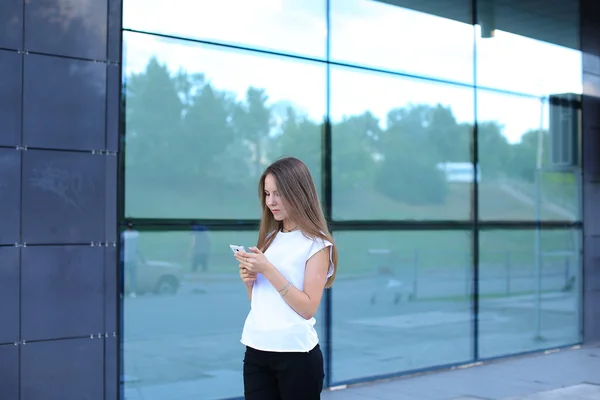 Mujer de negocios trabaja cerca del centro habla por teléfono — Foto de Stock