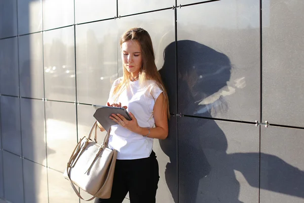 Žena procházení tabletu v obchodním centru — Stock fotografie