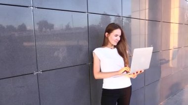 Güzel iş öğrenci kadın basın klavye Laptop topuklar üzerinde