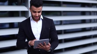Erkek takım elbise Arapça Tablet Tablet için iş noktası parmak yakınındaki ile