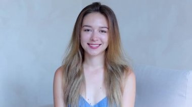 Portre portre çekici genç kadın gülümseyerek