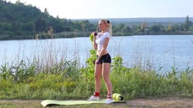 Sporcu kadın ağırlıklı kol bacak egzersiz outdors ağız kavgası