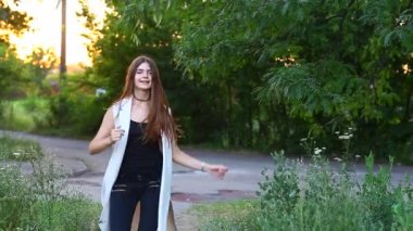 Genç güzel kız duygu zevk zevk mutluluk gösterir