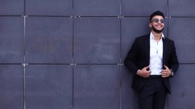 Arap adam iş merkezi portre standları