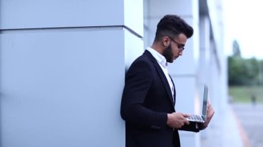 Cool adam Arapça adam dizüstü bilgisayar İşletme Merkezi'nde kullanır.