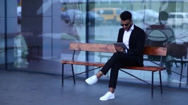 Erkek takım elbise Arapça iş yakınındaki Tablet ile