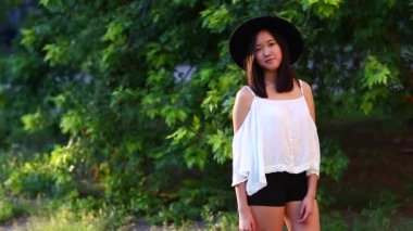 Asyalı kız güzel kadın portre noktası el gülümseme