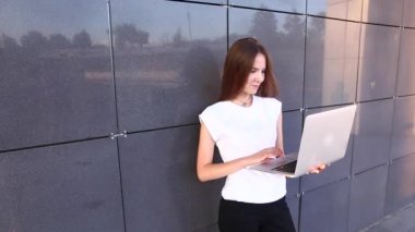 El iş kadını basın touchpad klavye laptop