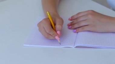 Öğrenci el yaprak defterini beyaz oda eğitim kavramı içinde
