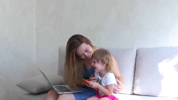 Madre figlia giocare uso telefono e famiglia concetto abbracci — Video Stock