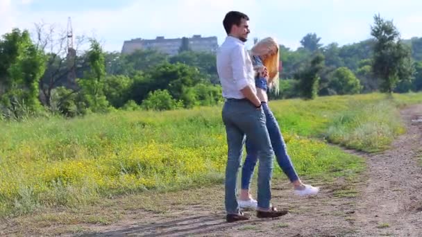 Όμορφο ζευγάρι που στέκεται στο δρόμο περπάτημα μακριά — Αρχείο Βίντεο