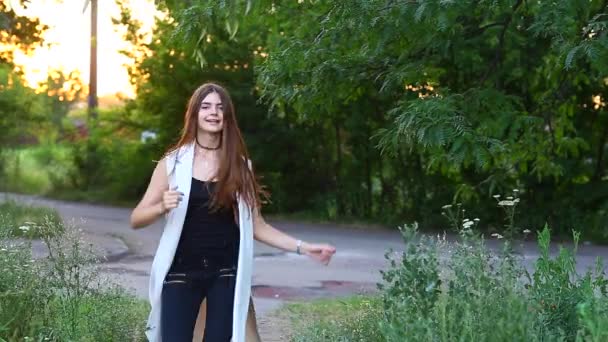 Jovem menina bonita mostra emoções prazer prazer felicidade — Vídeo de Stock