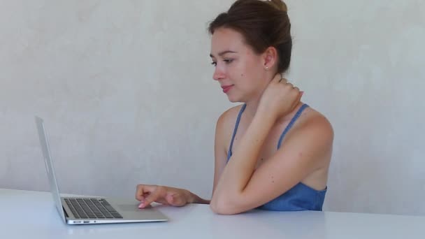 Mulher de negócios bonita usando um computador portátil Skype — Vídeo de Stock