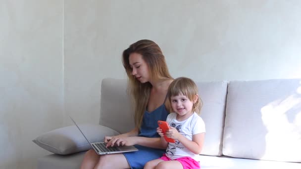 Мать дочь играть использовать телефон и семейные объятия концепции — стоковое видео