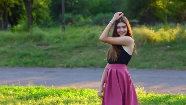 Krásná mladá dívka ukazuje emoce radosti potěšení Bliss šťastný — Stock video