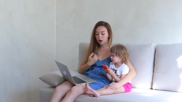 Мать дочь играть использовать телефон и семейные объятия концепции — стоковое видео