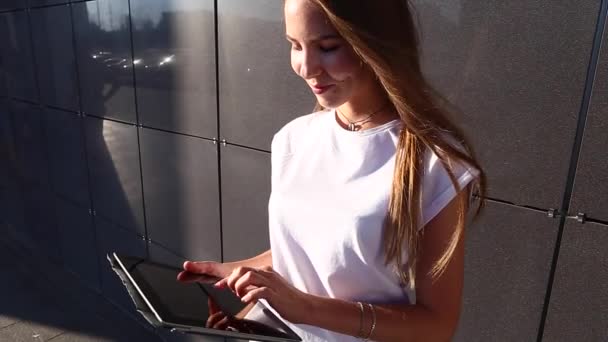 Donna mano toccare tablet navigazione nel business center — Video Stock