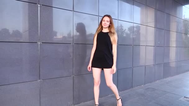 Žena dívka Lady portrét pohledu kamery chůzi a ukazuje pořádku ruku. Mladí se — Stock video