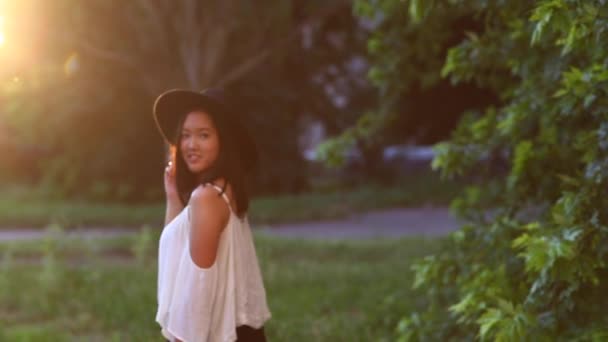 Asiática chica hermosa hembra retrato caminando lejos a sol — Vídeos de Stock