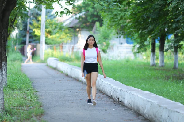 Jovem no parque estão andando marcha — Fotografia de Stock